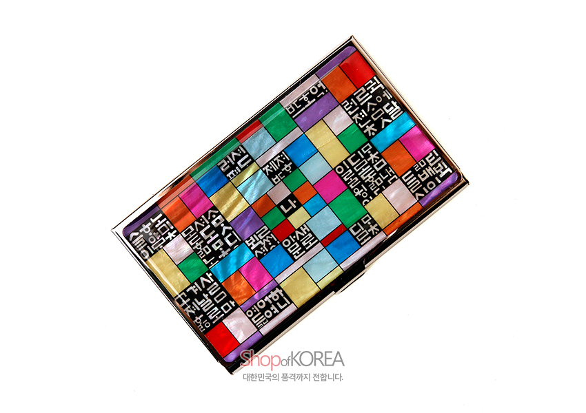 [텍스트: Shop of KOREA / 대한민국의 품격까지 전합니다.] 금속 케이스 위에 다채로운 색상의 자개 조각보 문양과 흰색 훈민정음 자모 상감이 조화를 이룬 명함집 디자인