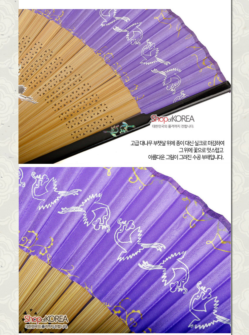 [텍스트: ShopofKOREA 대한민국의 품격까지 전합니다. 고급 대나무 부챗살 위에 종이 대신 실크로 마감하여 그 위에 꽃으로 멋스럽고 아름다운 그림이 그려진 수공 부채입니다.] 자색 실크면에 은백색 학과 금색 초화 문양, 대나무살 천공 장식이 어우러진 자개 포인트 수공 부채 이미지 설명