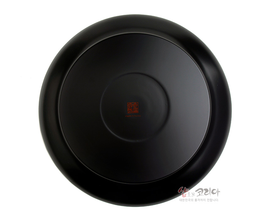 [텍스트: made in korea, 샵오브코리아 대한민국의 품격까지 전합니다.] 매끈한 흑색 옻칠 표면과 중앙 붉은 인장 장식의 원형 나전칠기 쟁반 바닥면 디자인