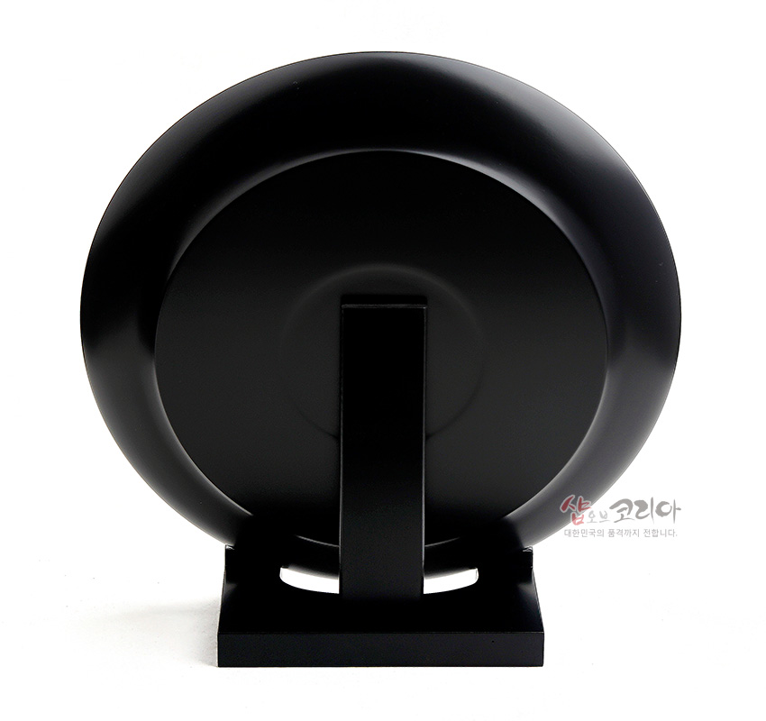 [텍스트: 샵오브코리아 대한민국의 품격까지 전합니다.] 무광 흑색 옻칠 마감의 원형 나전칠기 쟁반 뒷면과 직선형 받침대 구조 강조 이미지