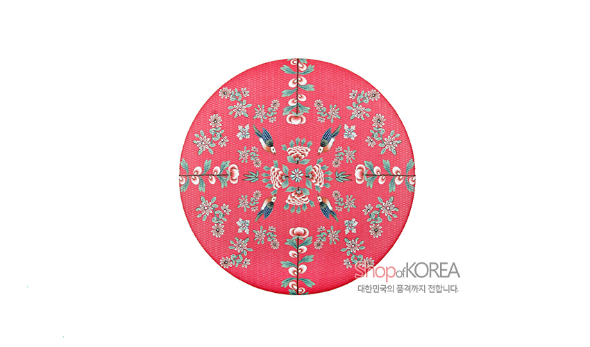 [텍스트: shop of KOREA 대한민국의 품격까지 전합니다.] 분홍색 금속 표면 위에 민화풍 꽃과 새, 덩굴 문양이 좌우대칭으로 배열된 원형 손거울 디자인