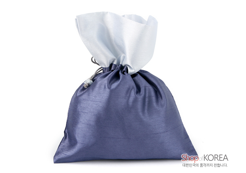 [텍스트: Shop of KOREA 대한민국의 품격까지 전합니다.] 보라빛 비단과 은색 비단으로 이중 구성된 복주머니, 회색 끈 매듭과 구슬 장식이 더해진 심플한 전통 매듭주머니 이미지 설명