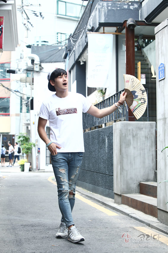 [텍스트: 3D ECO PRINT T-SHIRTS HANGUL] 흰색 면 티셔츠 가슴에 갈색 계열 한글과 하회탈 일러스트를 입체 발포 기법으로 표현한 캐주얼 반팔 디자인