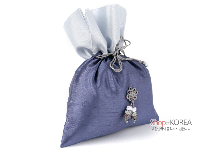 [텍스트: Shop of KOREA 대한민국의 품격까지 전합니다.] 보라빛 비단 재질 주머니에 은회색 끈으로 여미는 매듭 장식과 복주머니형 전통 매듭술이 포인트인 디자인