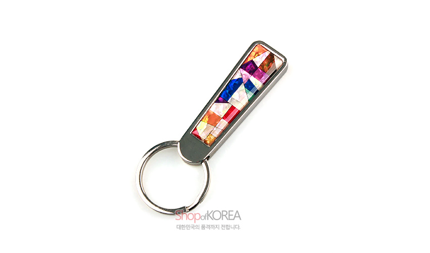[텍스트: Shop of KOREA 대한민국의 품격까지 전합니다] 금속 테두리 안에 자개 상감 기법으로 표현된 다채로운 조각보 기하학 문양 열쇠고리 디자인