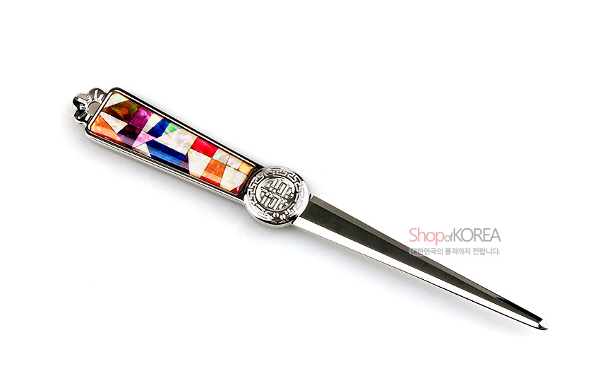 [텍스트: Shop of KOREA 대한민국의 품격까지 전합니다] 금속 편지칼 손잡이에 다채로운 색상의 자개 상감 조각보 기하학 문양과 원형 전통 길상문 장식이 어우러진 디자인