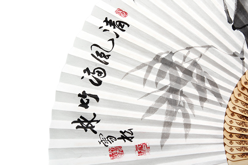 [텍스트: (한자 서예와 붉은 도장)] 흰 한지 위 수묵으로 그린 대나무와 세로 한자 서예, 붉은 인장이 조화를 이루는 합죽선 부채면 디자인