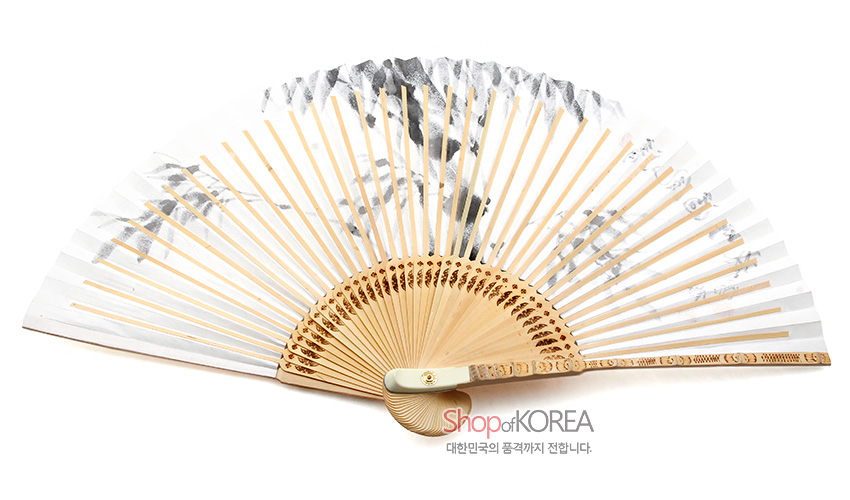 [텍스트: Shop of KOREA 대한민국의 품격까지 전합니다.] 대나무살 구조에 흰 한지 부채면을 더하고 먹으로 사군자와 한자 서예를 그린 전통 합죽선 디자인