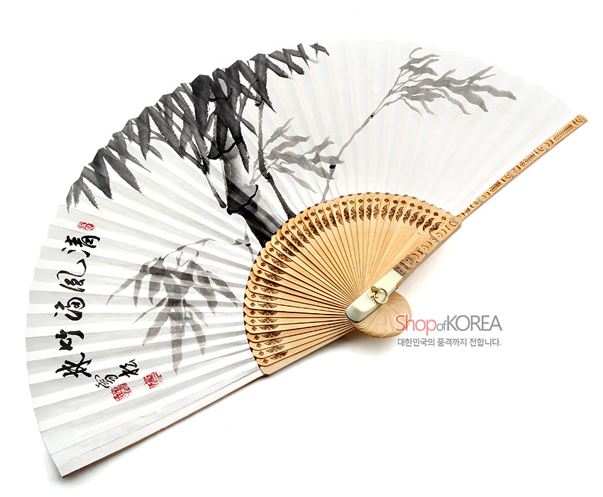 [텍스트: Shop of KOREA 대한민국의 품격까지 전합니다.] 대나무살 구조 위 흰 한지에 수묵으로 그린 대나무 사군자와 한자 서예, 금속 장식이 더해진 전통 합죽선 디자인