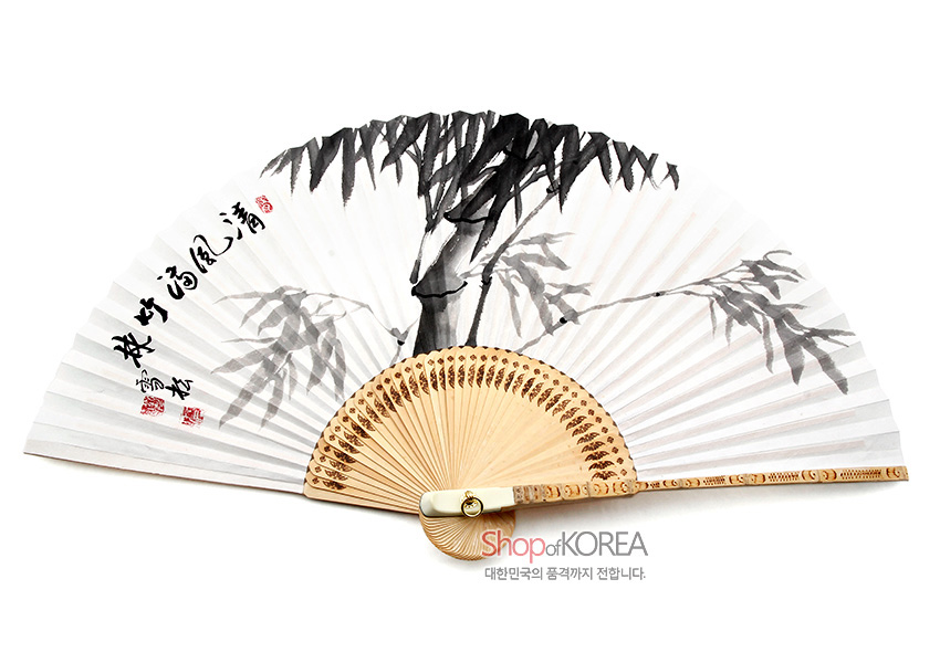 [텍스트: Shop of KOREA 대한민국의 품격까지 전합니다.] 대나무살 위 흰 한지에 수묵으로 표현한 대나무 사군자와 한자 서예가 조화를 이룬 합죽선 디자인