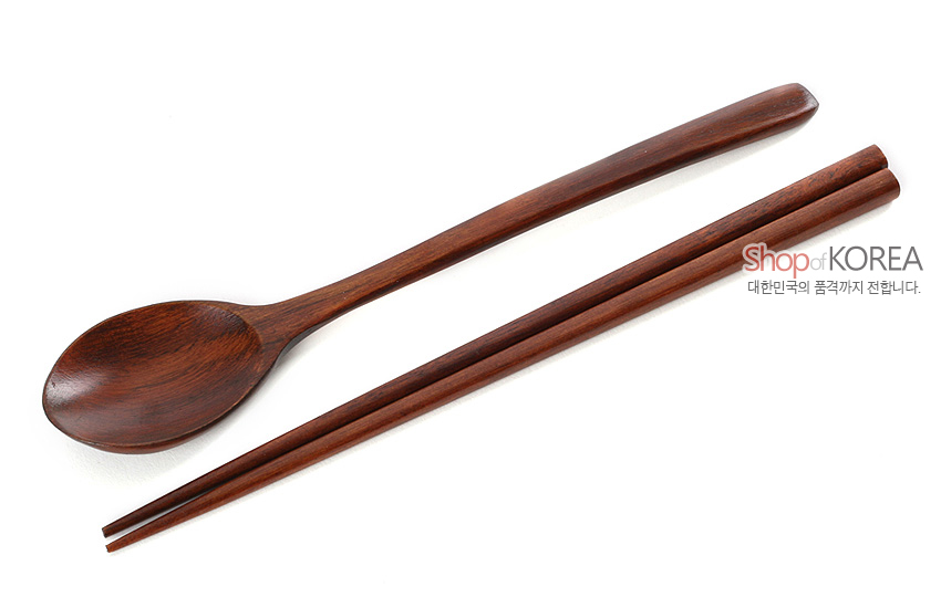[텍스트: Shop of KOREA 대한민국의 품격까지 전합니다.] 짙은 갈색 원목 재질 숟가락과 젓가락 한 벌, 매끈한 마감과 자연스러운 나뭇결이 돋보이는 전통 수저 구성