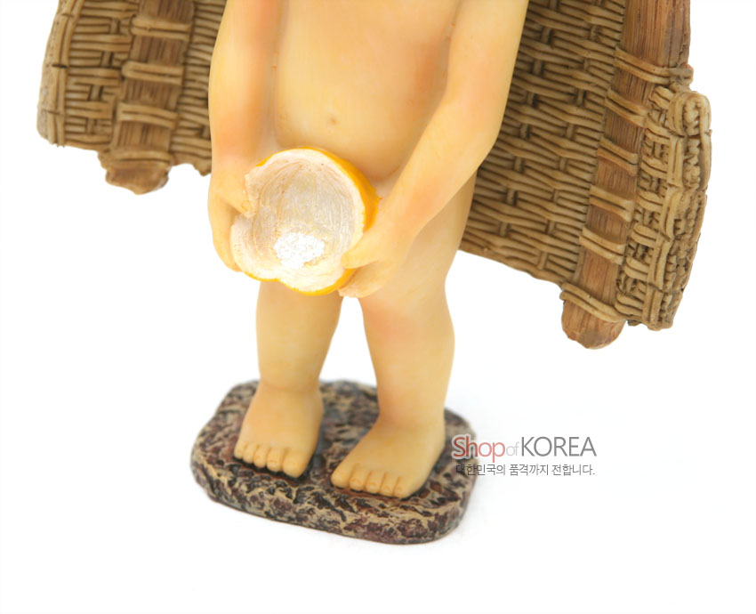 [텍스트: Shop of KOREA, 대한민국의 품격까지 전합니다.] 레진 재질의 소년 조형과 갈색 짚바구니 질감, 대리석 무늬 받침대가 어우러진 전통풍 인형 장식