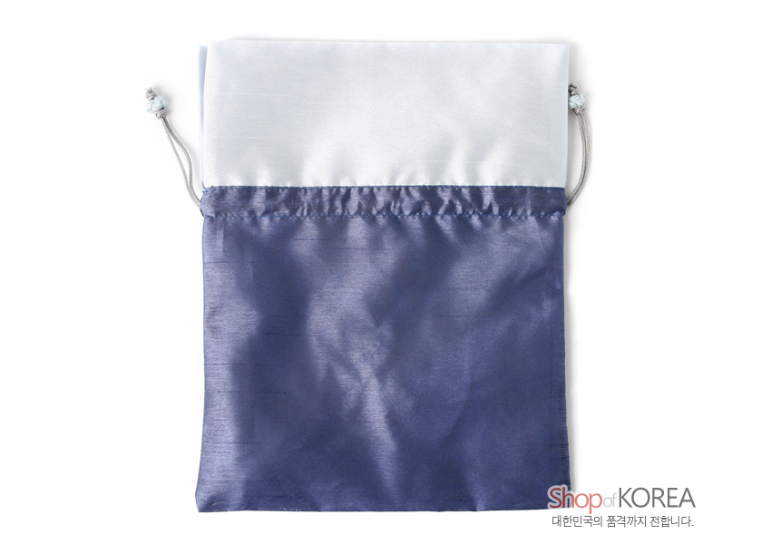 [텍스트: Shop of KOREA 대한민국의 품격까지 전합니다.] 흰색과 보라색 비단 배색, 옆 매듭끈과 작은 구슬 장식이 어우러진 심플한 전통 주머니형 복주머니 디자인