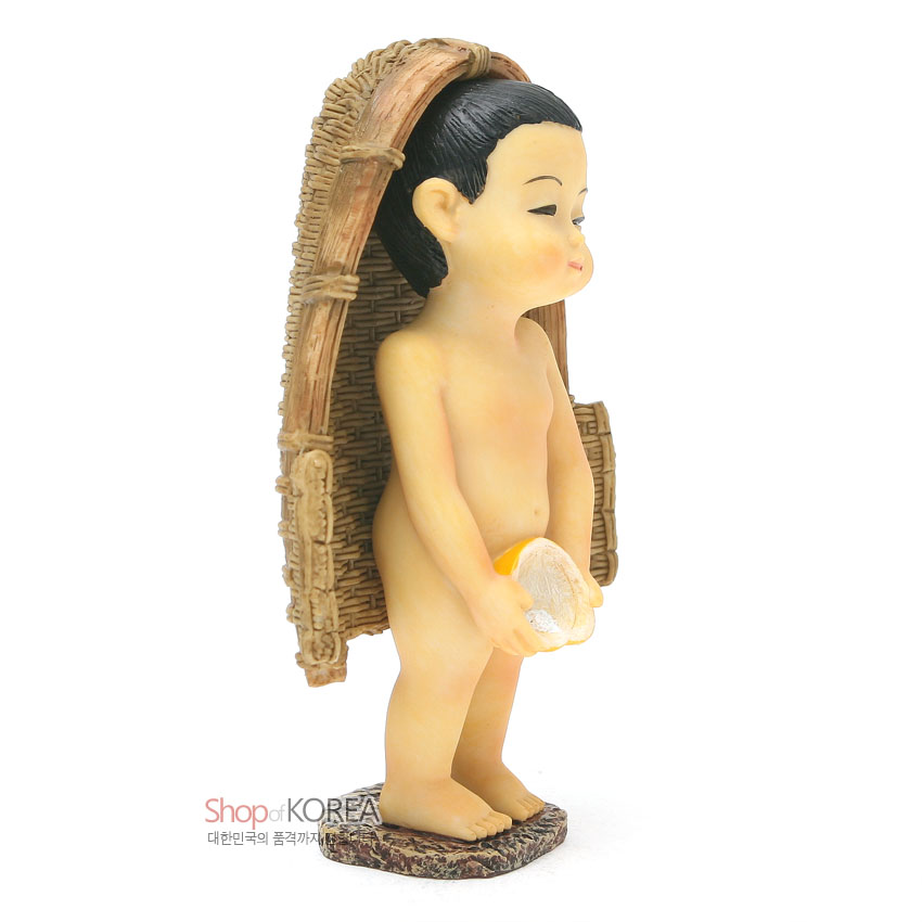 [텍스트: Shop of KOREA 대한민국의 품격까지 전합니다] 레진 재질 소년 형상과 갈색 짚바구니 짜임 표현, 자연석 느낌의 받침대가 어우러진 전통풍 인형 장식