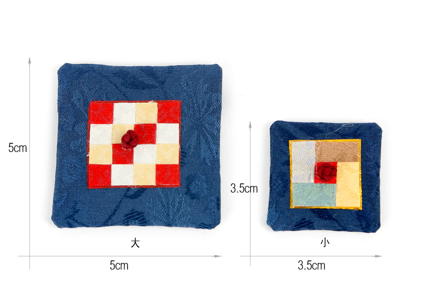 [텍스트: 5cm, 3.5cm, 大, 小] 짙은 남색 비단 바탕에 조각보 누비 기법으로 사각 패치와 중앙 연봉 매듭 장식을 더한 대·소 자석 장식