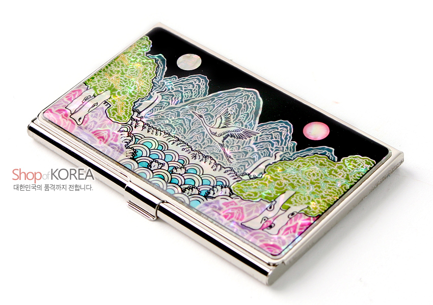 [텍스트: Shop of KOREA 대한민국의 품격까지 전합니다.] 자개 상감 기법으로 일월오봉도와 학, 파도, 소나무를 표현한 금속 명함집, 오색으로 빛나는 산수 문양 디자인