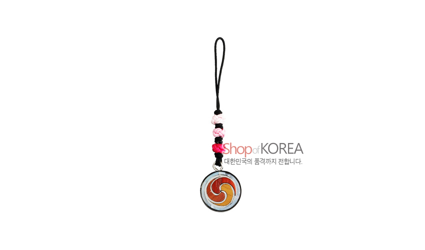 [텍스트: Shop of KOREA 대한민국의 품격까지 전합니다.] 금속 테두리와 자개 장식 위 붉은·노랑 태극 문양, 분홍·빨강 전통 매듭과 검정 끈이 조화된 열쇠고리 형 핸드폰줄 이미지 설명