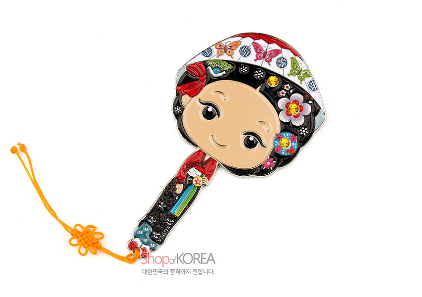 [텍스트: Shop of KOREA, 대한민국의 품격까지 전합니다.] 금속 재질에 채색 기법을 더한 어우동 캐릭터 손거울, 꽃과 나비 문양 및 오방색 매듭 끈 장식이 조화를 이룬 디자인