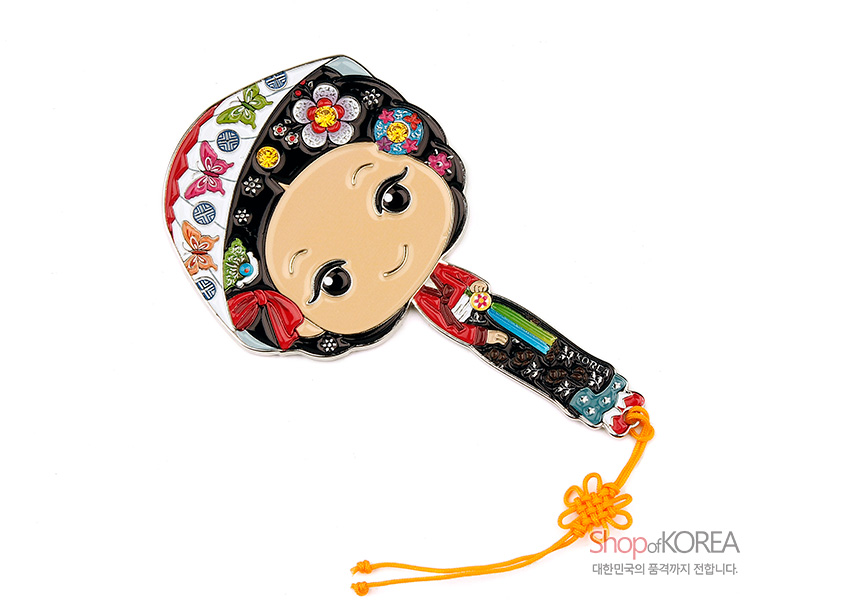 [텍스트: Shop of KOREA 대한민국의 품격까지 전합니다.] 금속 재질에 채색 기법을 더한 어우동 캐릭터 손거울, 한복 문양과 꽃·나비 장식, 오방색 노리개 끈이 돋보이는 디자인