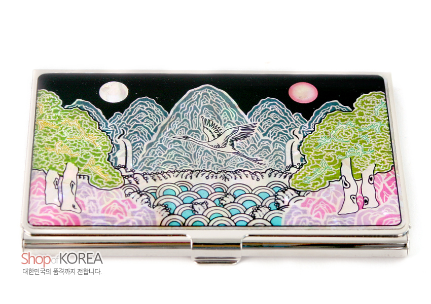[텍스트: Shop of KOREA 대한민국의 품격까지 전합니다.] 자개 상감 기법으로 일월오봉도와 학, 파도와 수목을 다채로운 오팔빛으로 표현한 금속 명함 케이스 디자인