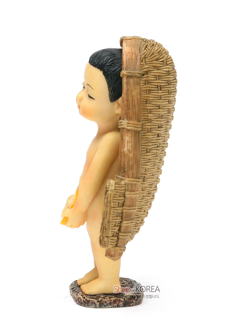 [텍스트: Shop KOREA] 레진 재질 소년 조형에 짚바구니 짜임질을 섬세히 표현하고, 대리석 질감 받침대로 마감한 전통풍 장식 인형