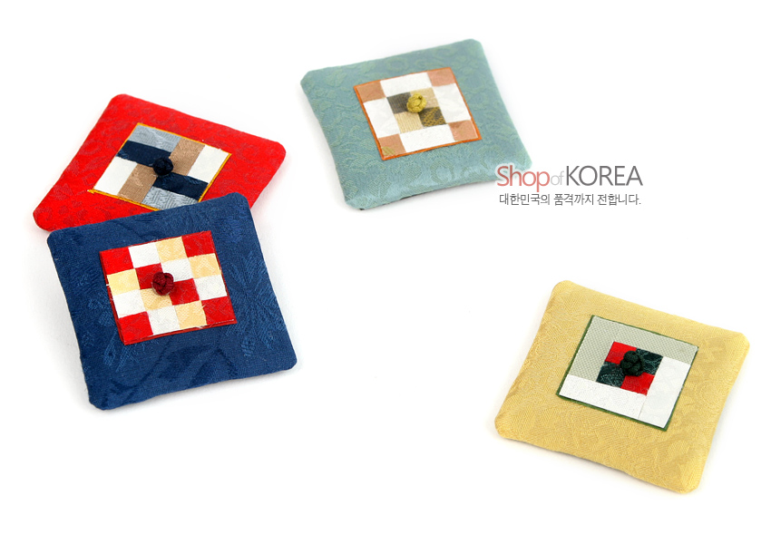 [텍스트: Shop of KOREA / 대한민국의 품격까지 전합니다.] 비단 원단 위에 전통 조각보 누비 기법으로 사각 패치 구성, 중앙 연봉 매듭 장식이 돋보이는 다채로운 색상의 자석형 장식