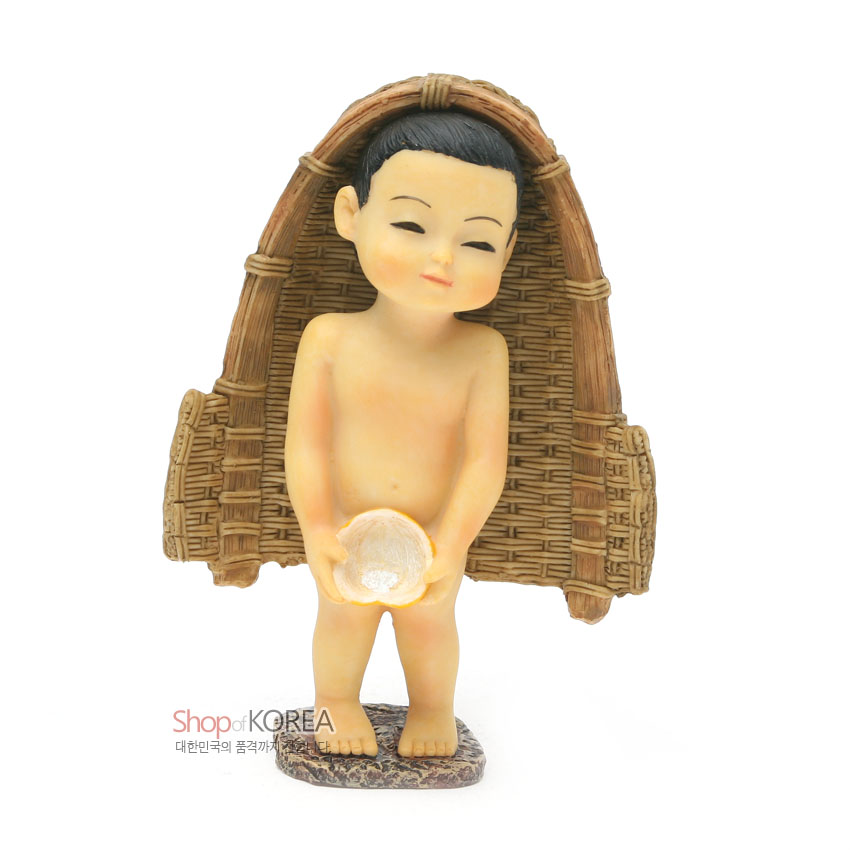 [텍스트: Shop of KOREA 대한민국의 품격까지 전합니다] 레진 재질의 소년상과 갈색 짚바구니 질감, 자연석 무늬 받침대가 어우러진 전통 풍속 인형 장식