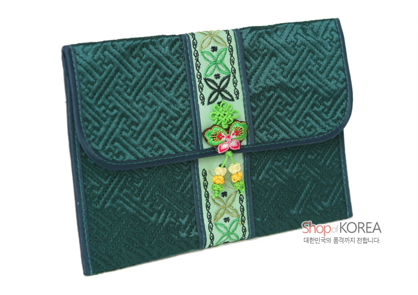 [텍스트: Shop of KOREA 대한민국의 품격까지 전합니다.] 진녹색 비단 누비 바탕에 전통 기하학 아(亞)무늬와 연두색 수자수 띠, 나비와 꽃 매듭 장식이 조화된 전통 지갑