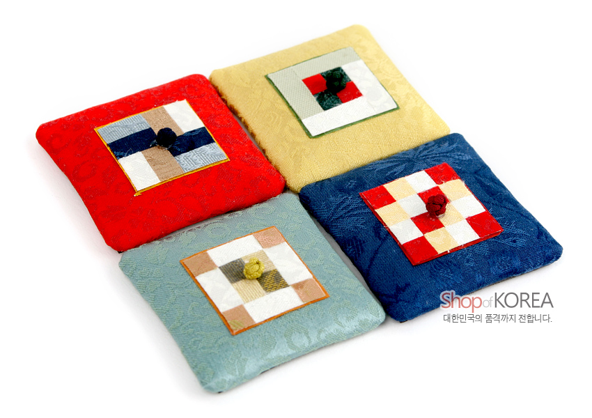 [텍스트: Shop of KOREA 대한민국의 품격까지 전합니다.] 비단 원단 위에 전통 조각보 누비 기법과 사각 패치, 중앙 색실 연봉매듭 장식을 더한 자석 메모홀더형 장식