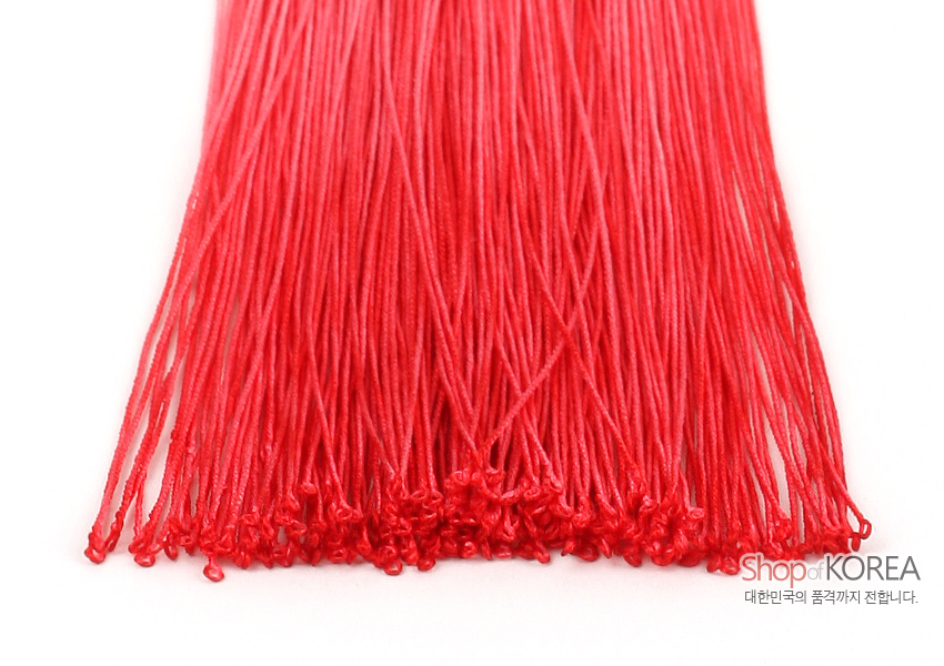 [텍스트: Shop of KOREA / 대한민국의 품격까지 전합니다.] 선명한 진분홍 색상의 가는 실로 촘촘히 늘어뜨린 비단 술 장식 클로즈업 이미지