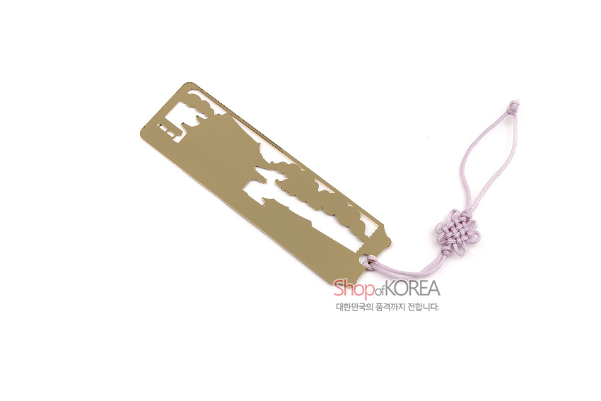 [텍스트: ShopofKOREA 대한민국의 품격까지 전합니다.] 금속 재질 직사각형 책갈피에 창덕궁 인정전 실루엣 형태의 절개 문양과 연보랏빛 전통 매듭 끈 장식 모습