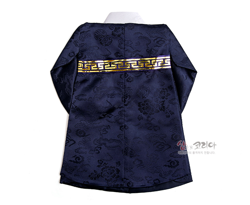 [텍스트: 샵오브코리아 대한민국의 품격까지 전합니다.] 남색 비단에 구름·용·보문 문양이 짜인 한복 형태 와인 커버, 금보·자주색 전통 문양 금속사 띠가 포인트인 디자인