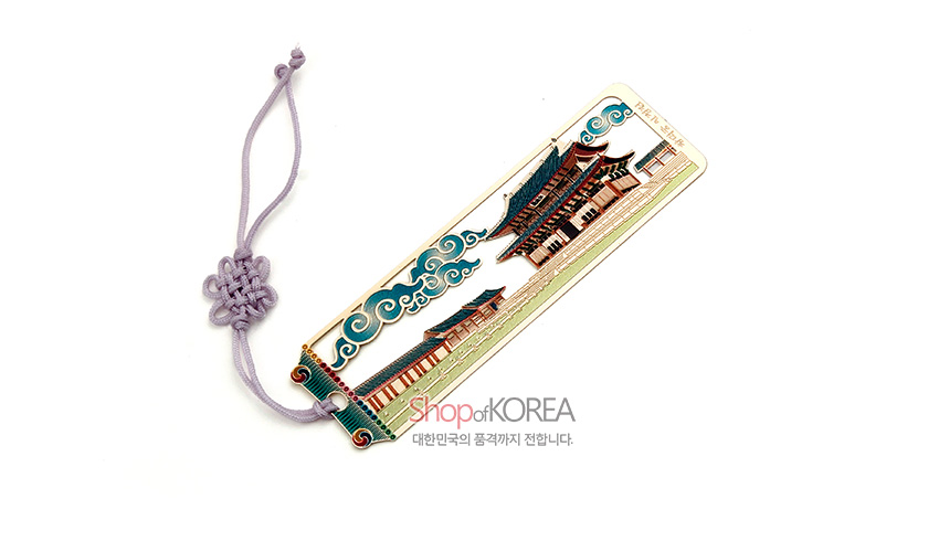[텍스트: 금장책갈피 창덕궁 인정전 / Shop of KOREA 대한민국의 품격까지 전합니다.] 금속 재질 위에 청록·적갈색으로 채색된 창덕궁 인정전과 구름 문양을 담고 연보라 전통 매듭 끈을 단 직사각 책갈피 이미지 설명
