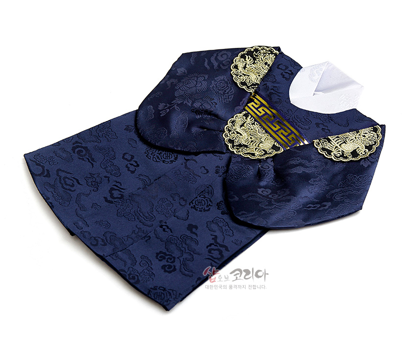 [텍스트: 샵오브코리아 대한민국의 품격까지 전합니다.] 남색 비단에 용·구름·수복 문양이 짜여진 왕 복식 형태 와인커버, 금색 자수 견장과 전통 무늬 직조가 돋보이는 디자인