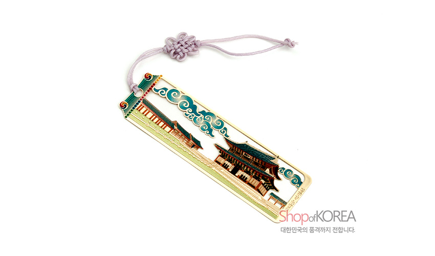 [텍스트: Shop of KOREA, 대한민국의 품격까지 전합니다.] 금속 재질 직사각형 책갈피에 창덕궁 인정전을 청록·적갈색 채색으로 표현하고 연보라 전통 매듭 끈을 더한 디자인
