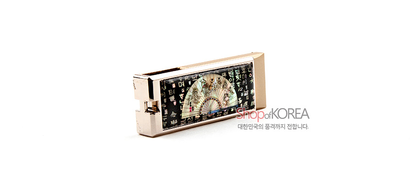 [텍스트: shopofKOREA 대한민국의 품격까지 전합니다.] 금속 테두리에 흑색 바탕, 자개 상감 부채 문양과 훈민정음 글자 무늬가 장식된 USB 메모리 디자인