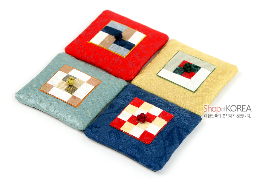 [텍스트: Shop of KOREA 대한민국의 품격까지 전합니다.] 비단 누비 바탕 위 사각 조각보 패치와 중앙 색실 연봉매듭이 장식된 사각 메모 자석 구성