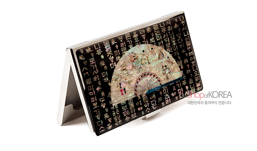 [텍스트: ShopofKOREA 대한민국의 품격까지 전합니다.] 흑색 바탕 금속 명함집에 자개 상감 부채 문양과 훈민정음 한글 자모가 빽빽이 배열된 전통 문양 디자인