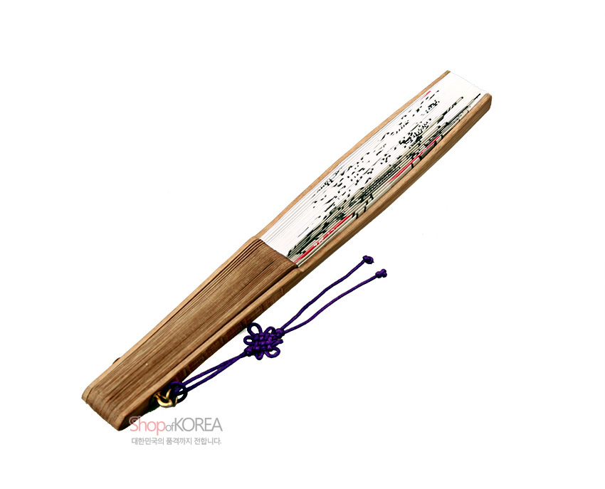 [텍스트: shop of KOREA / 대한민국의 품격까지 전합니다] 대나무 살에 한지 부채를 접어 넣은 합죽선 형태, 흑백 훈민정음 서예와 붉은색 포인트, 보라색 한국 매듭 장식 특징 이미지 설명