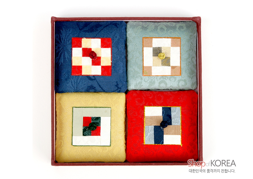[텍스트: Shop of KOREA / 대한민국의 품격까지 전합니다.] 비단 원단 위에 전통 조각보 누비 기법과 사각 패치, 중앙 연봉 매듭 장식이 더해진 사각 자석 세트 이미지