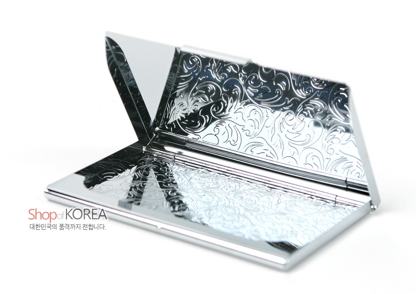 [텍스트: Shop of KOREA 대한민국의 품격까지 전합니다.] 은빛 금속 재질, 내부 전체에 섬세한 식물 문양 양각 장식된 명함케이스 내부 이미지