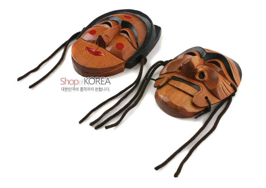 [텍스트: Shop of KOREA 대한민국의 품격까지 전합니다.] 원목 조각 기법으로 입체감 있게 표현된 하회 양반·부네 목각탈, 갈색·흑색 대비와 붉은 볼 터치, 면 끈 장식 특징