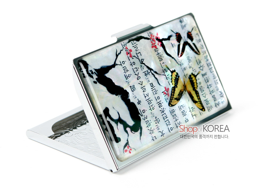 [텍스트: Shop of KOREA 대한민국의 품격까지 전합니다.] 자개 바탕 위 매화나무와 나비, 한글 서예 문양이 어우러진 메탈 명함케이스 디자인