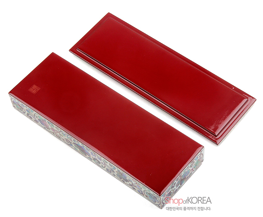 [텍스트: Shop of KOREA, 대한민국의 품격까지 전합니다.] 적색 옻칠 바탕 직사각형 필함과 뚜껑, 측면 자개 상감 덩굴문양 장식 이미지 설명