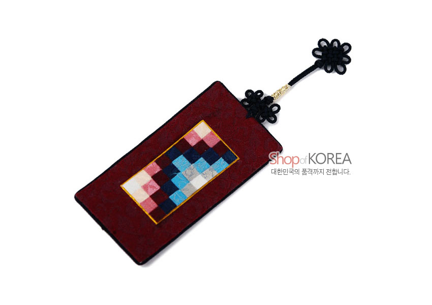 [텍스트: Shop of KOREA 대한민국의 품격까지 전합니다.] 자주색 비단 바탕에 분홍·남색·하늘색 조각보 누비 장식과 검은 전통 매듭 장식이 조화를 이룬 직사각형 책갈피형 디자인