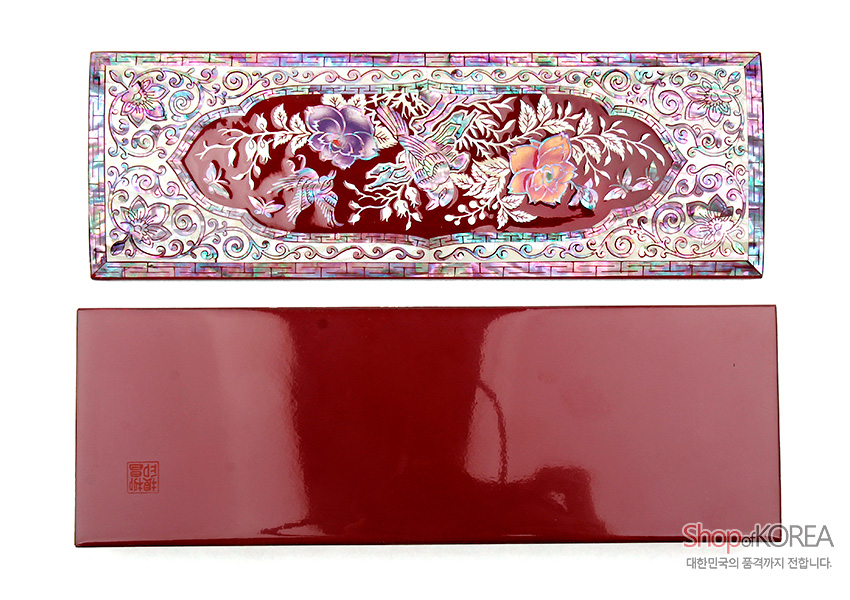 [텍스트: Shop of KOREA 대한민국의 품격까지 전합니다.] 붉은 옻칠 바탕 위 자개 상감으로 장미와 새, 꽃넝쿨을 섬세하게 표현한 직사각형 필함 디자인