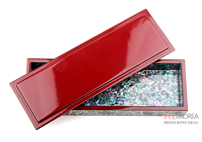 [텍스트: Shop of KOREA, 대한민국의 품격까지 전합니다.] 붉은 옻칠 뚜껑과 내부 전면에 오색 자개 상감된 직사각형 필함 이미지