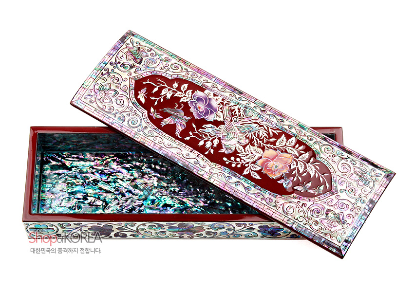 [텍스트: ShopofKOREA 대한민국의 품격까지 전달합니다.] 붉은 옻칠 바탕 위 자개 상감으로 장미와 새, 꽃넝쿨 문양을 섬세하게 새긴 직사각형 필함 내부 자개빛 장식 모습