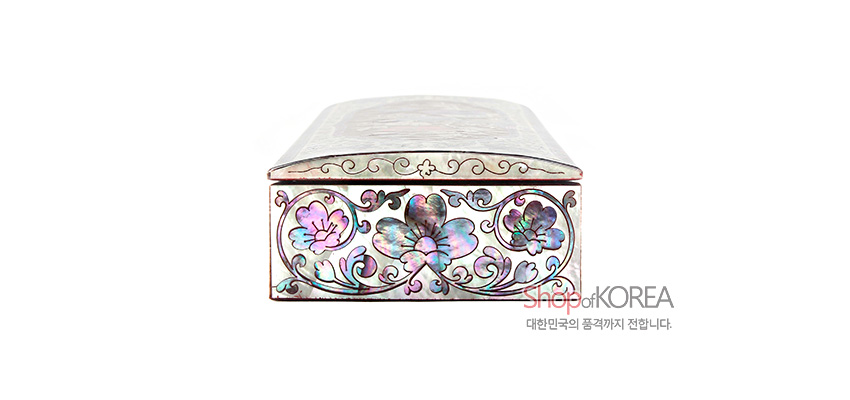 [텍스트: Shop of KOREA / 대한민국의 품격까지 전합니다.] 적색 옻칠 바탕 위에 자개 상감 기법으로 장미와 꽃넝쿨 문양을 정교하게 장식한 직사각형 필함 정면 이미지
