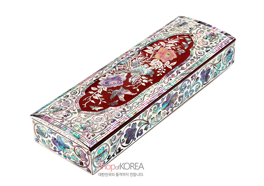 [텍스트: shopofKOREA 대한민국의 품격까지 전합니다.] 붉은 옻칠 바탕 위 자개 상감 장미와 새, 꽃넝쿨 문양이 정교하게 장식된 직사각형 필함